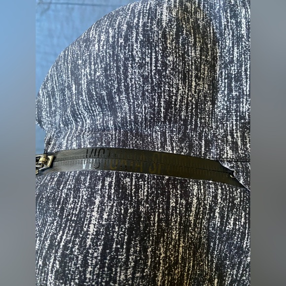 Victoria secret Sports Bra size 34c - Picture 3 of 5